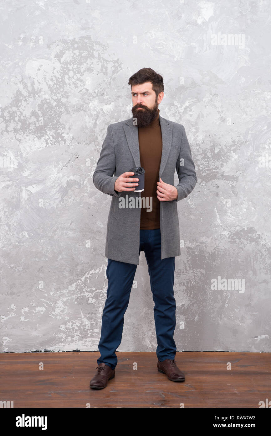 Mode et vetements pour homme concept. Guy brutale modele. Les gens d affaires modele de mode. Vetements et formelle pour Office. Look etonnant. Handsome Man businessman barbu de luxe costume formel d ...