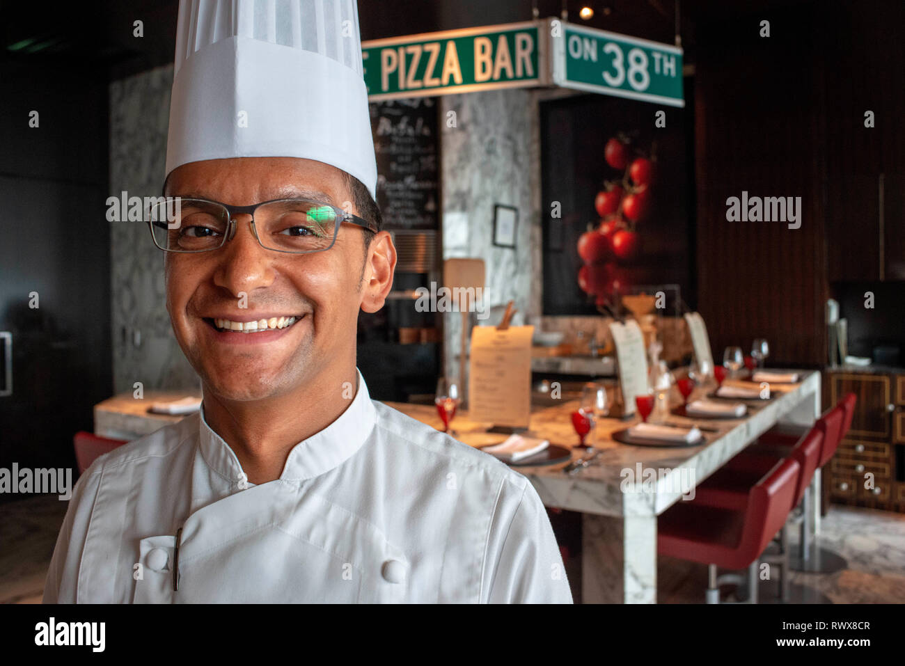 Chef de Pizza bar restaurant sur 38 e étage de l'hotel Mandarin Oriental sur l'île Honshu, Tokyo Japon Banque D'Images