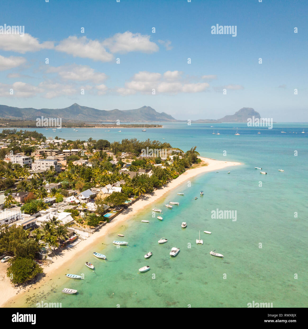 De haut en bas Vue aérienne de la plage tropicale à Rivière Noire, Ile Maurice. Banque D'Images