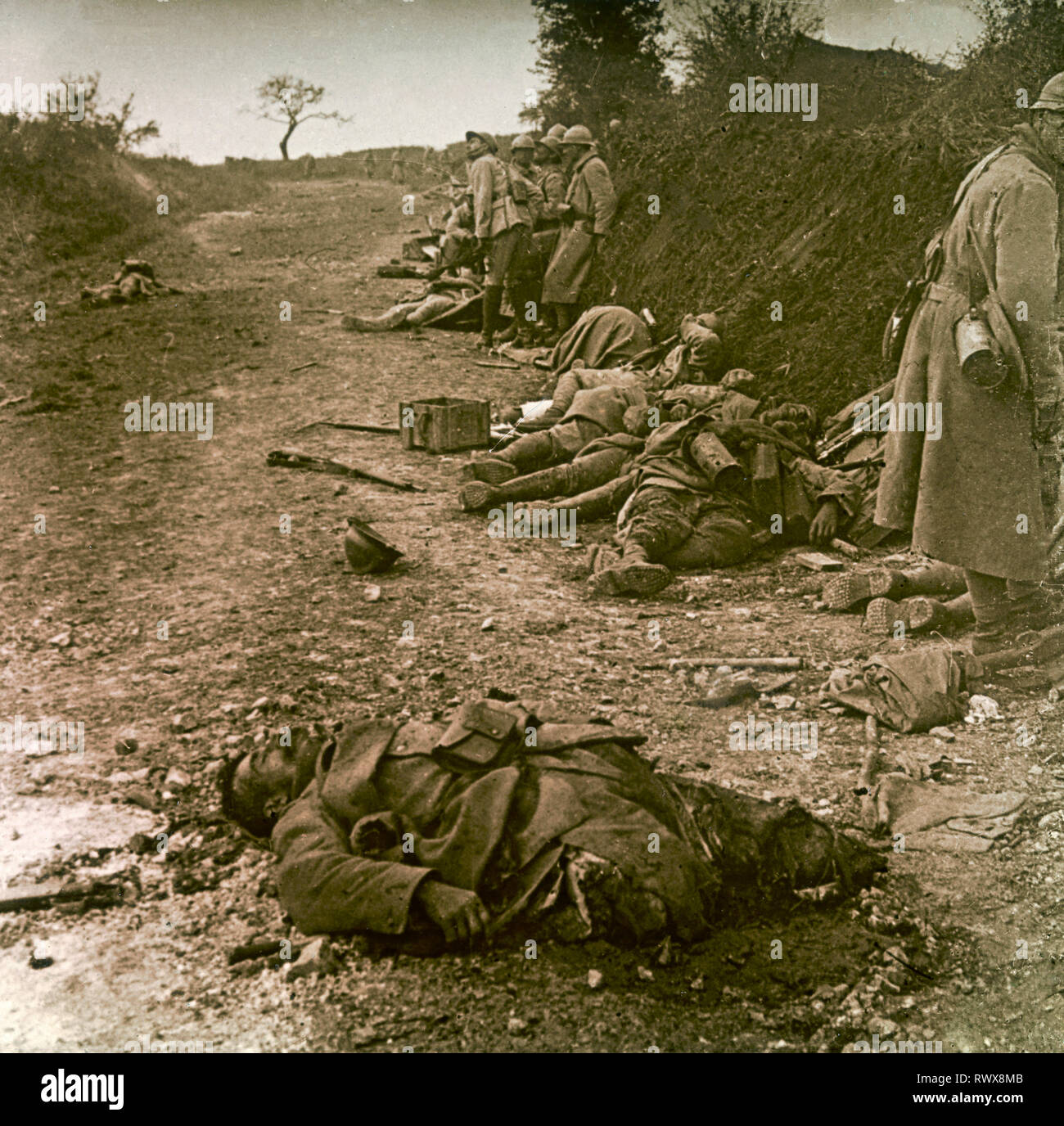 Photographie , cadavres après la prise de Courcelles en 1918. Banque D'Images