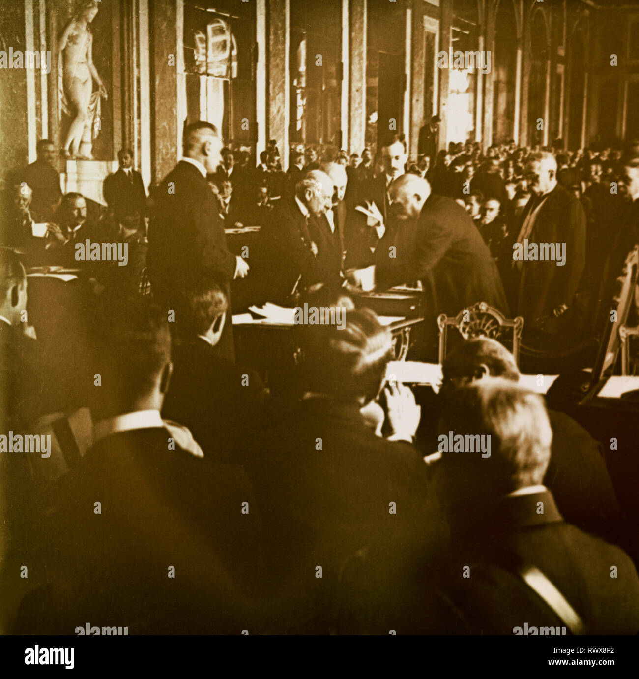 Photographie , Clemenceau la signature du Traité de Versailles Banque D'Images