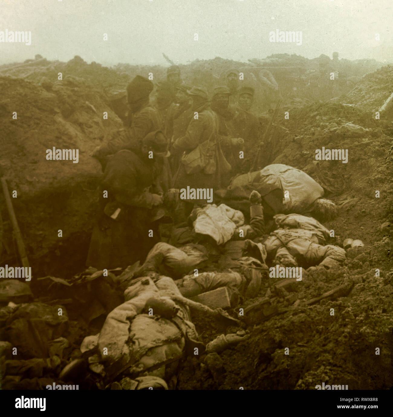 Photographie , les cadavres d'une tranchée allemande conquise dans les Hauts de Meuse, France Banque D'Images