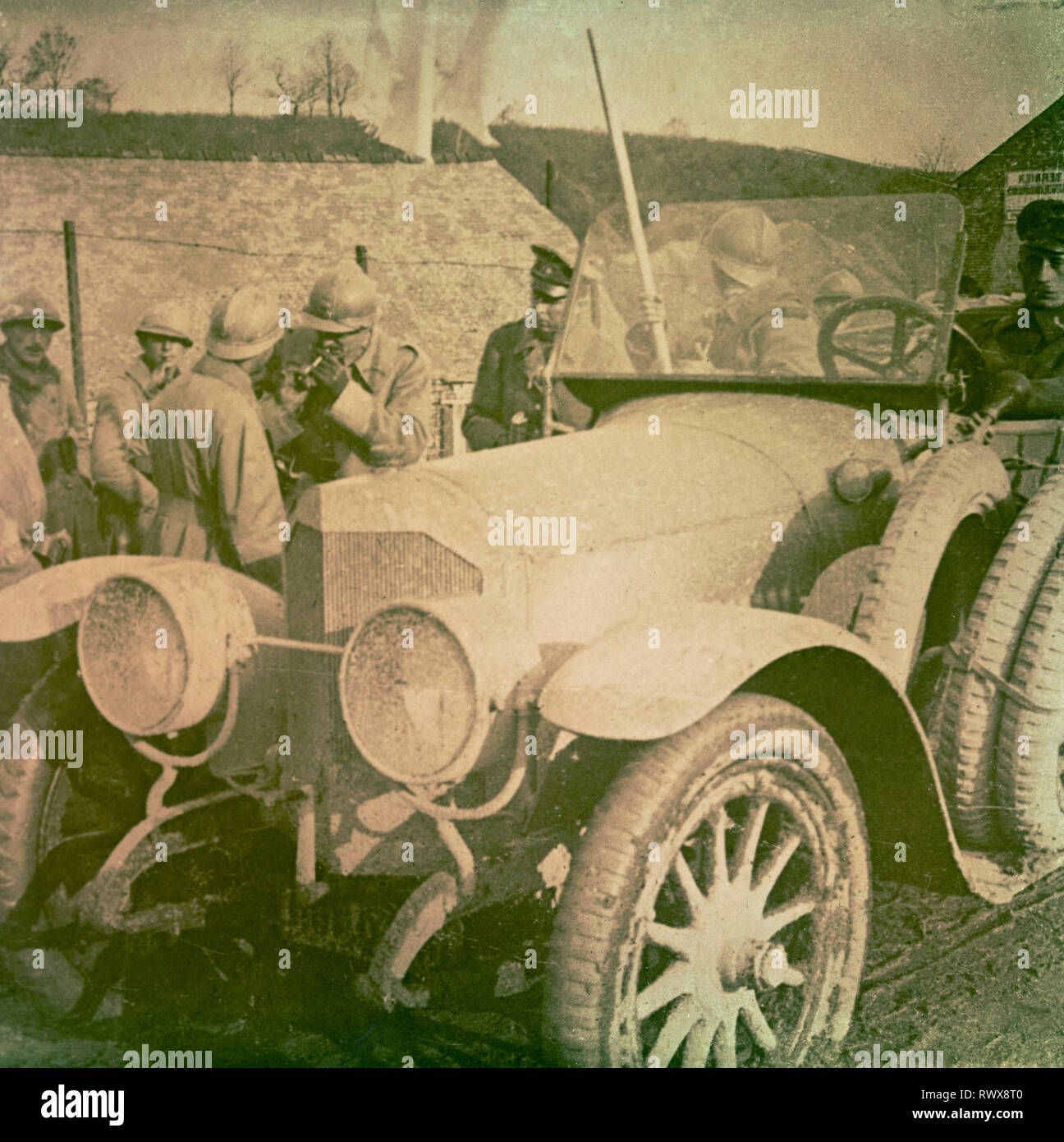 Photographie , parlementaires allemands venant de négocier l'armistice. Réunion avec les français Banque D'Images