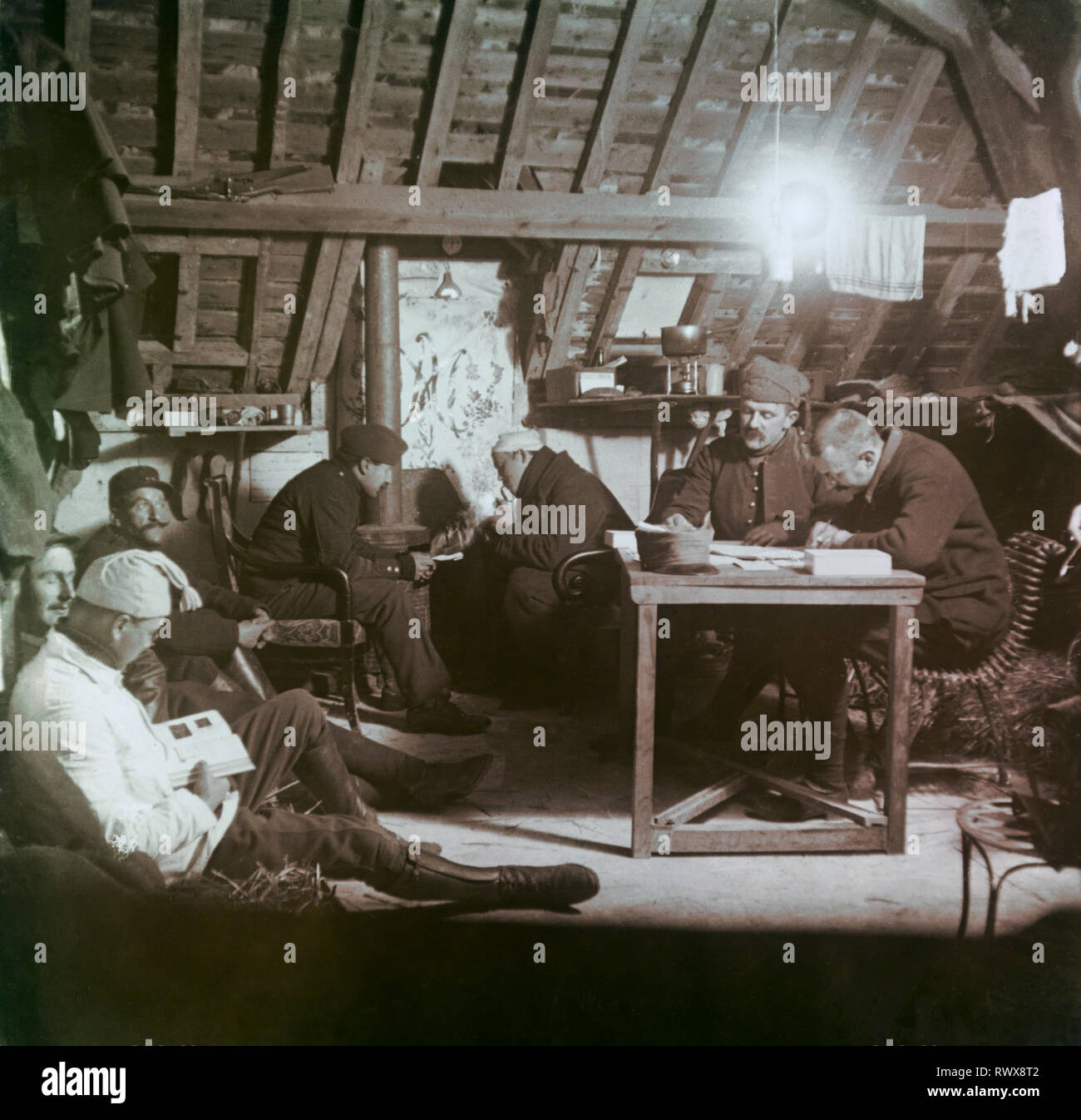 Photographie , soldats reposant dans un grenier servant de cagna Banque D'Images