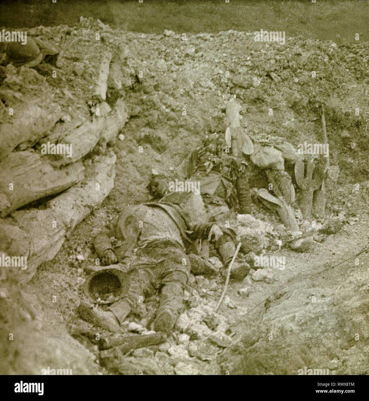 Photographie , le cadavre de soldat français dans une tranchée à côté d'un concasseur (mortier) Banque D'Images