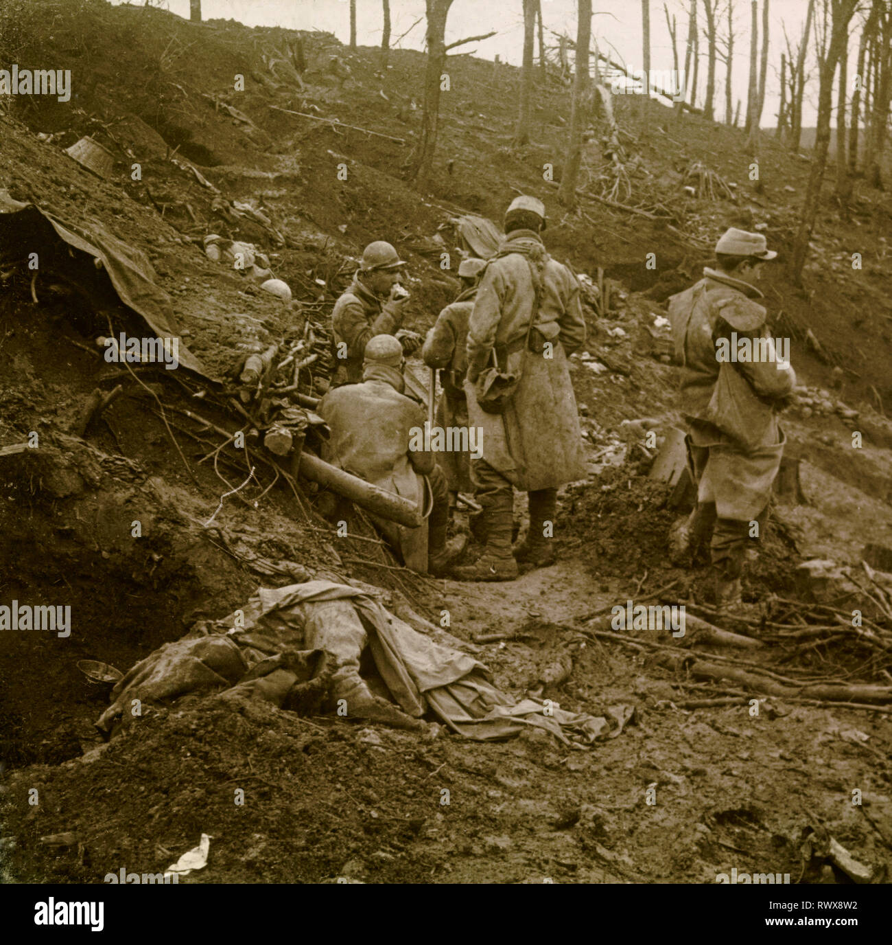 Photographie , reste militaire après la bataille d'Eparges en mars 1915 (Meuse) Banque D'Images