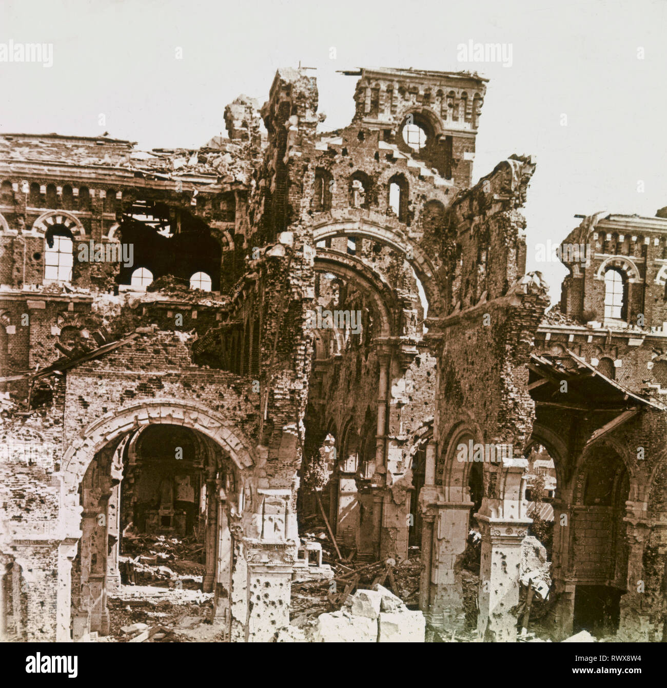 Photographie , cathédrale en ruine de la ville d'Albert dans la somme 1918 Banque D'Images