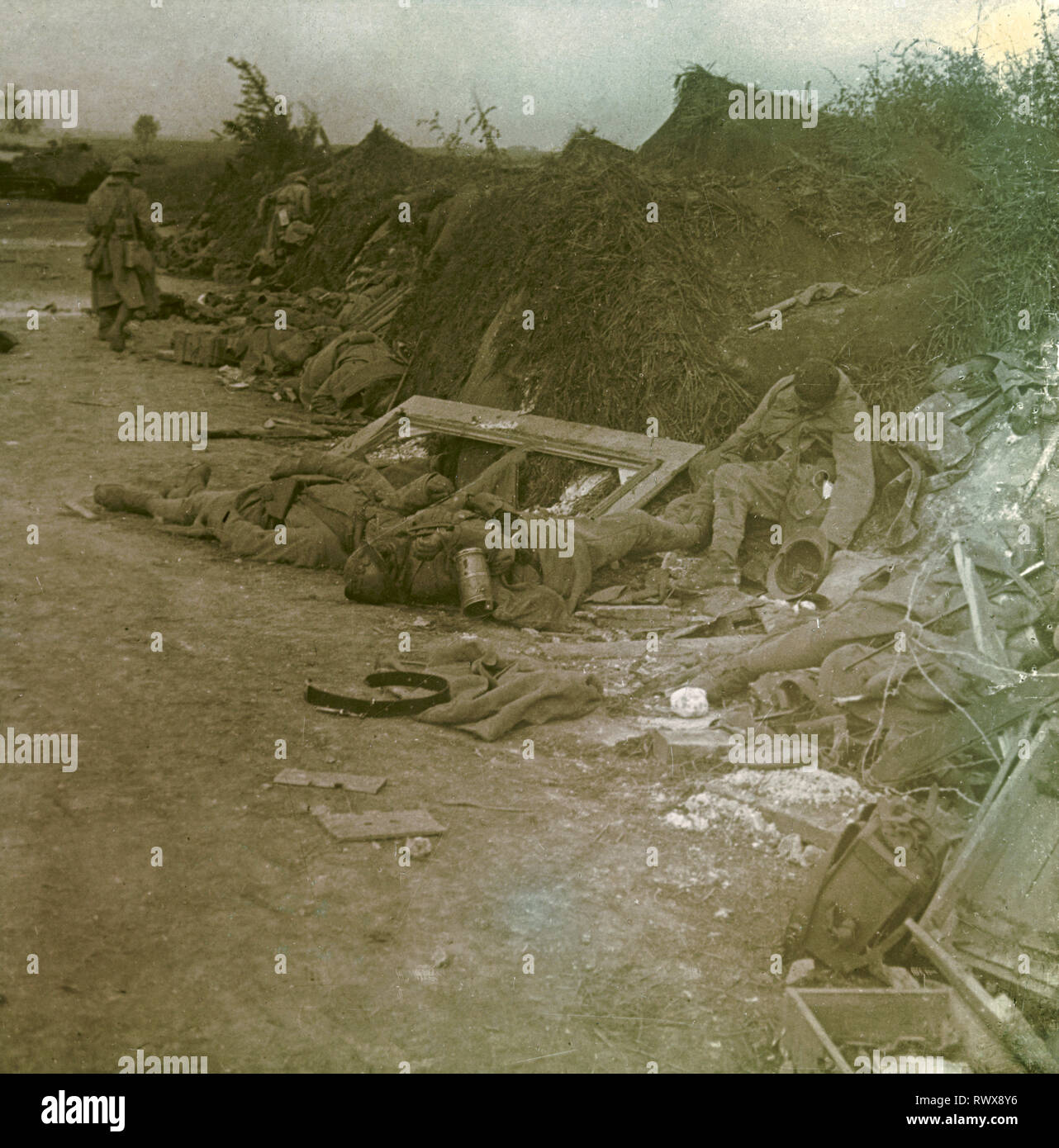 Photographie , des cadavres de soldats sur le côté de la route lors de la prise de Courcelles en 1918. Banque D'Images