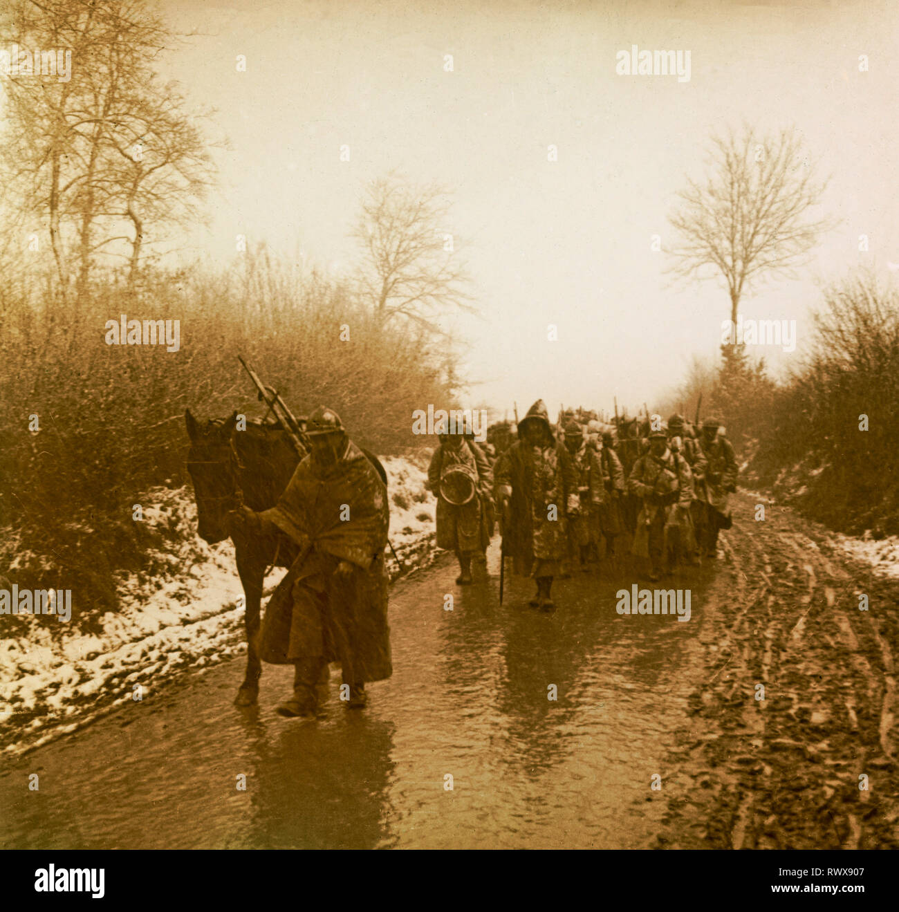 Photographie , des troupes sur le terrain à l'avant sous la neige en 1915 Banque D'Images