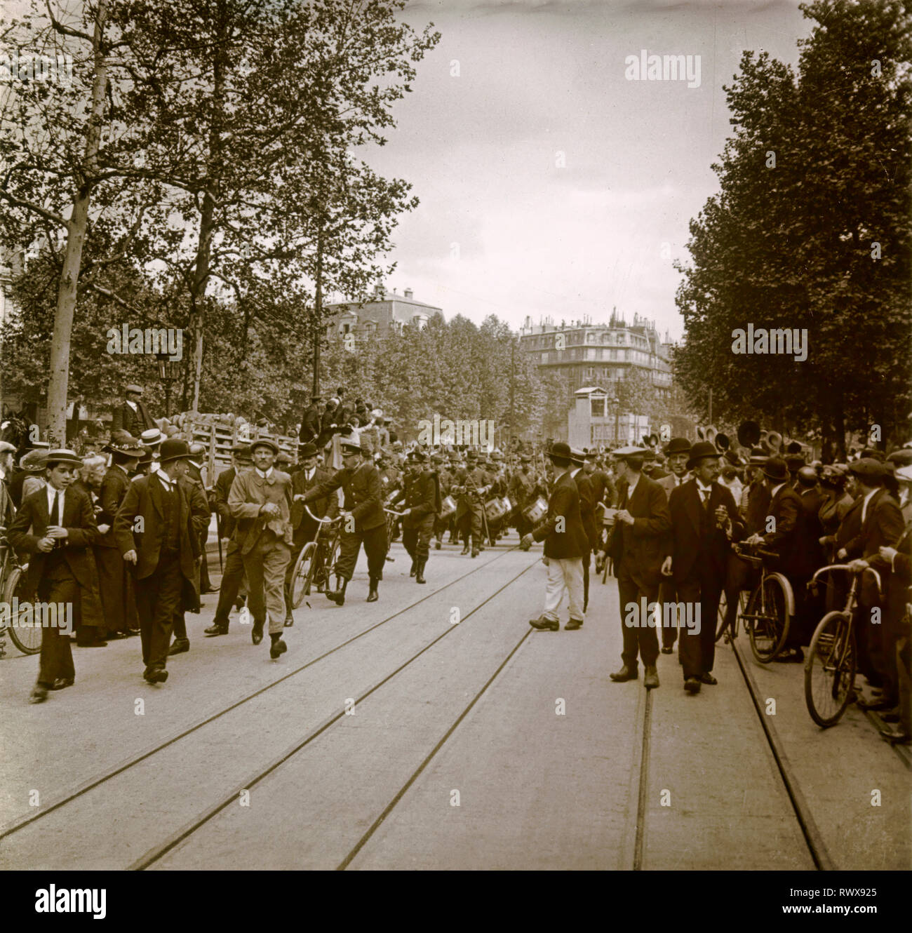 Photographie , un groupe de mobilisation dans les rues de Paris en août 1914 Banque D'Images