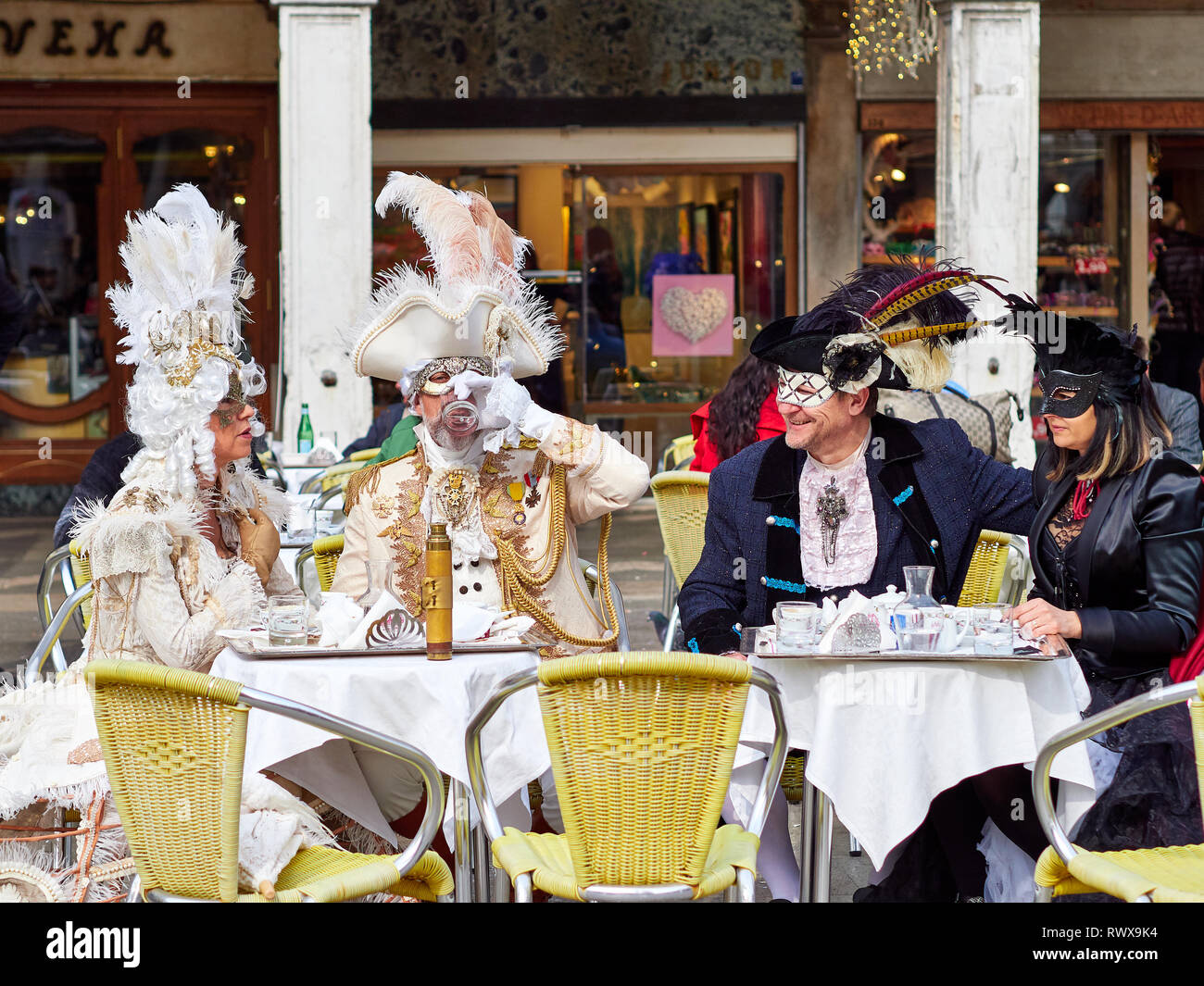 Venise, Italie - 1 mars 2019 Des gens habillés avec des costumes de prendre un verre sur la Piazza San Marco à Carnaval de Venise Banque D'Images