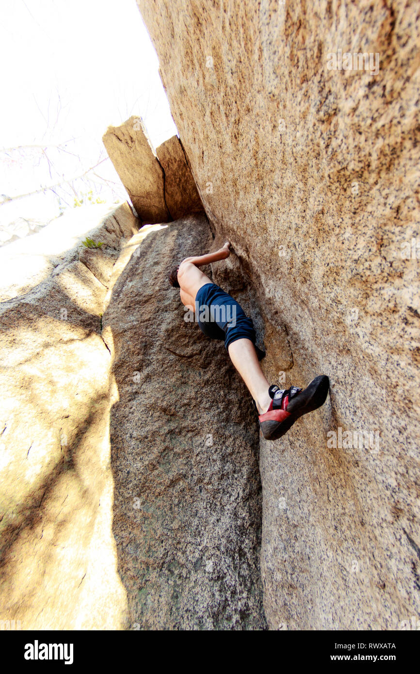 Rock climber grimpe d'un rocher, sur un rocher sans assurance Banque D'Images