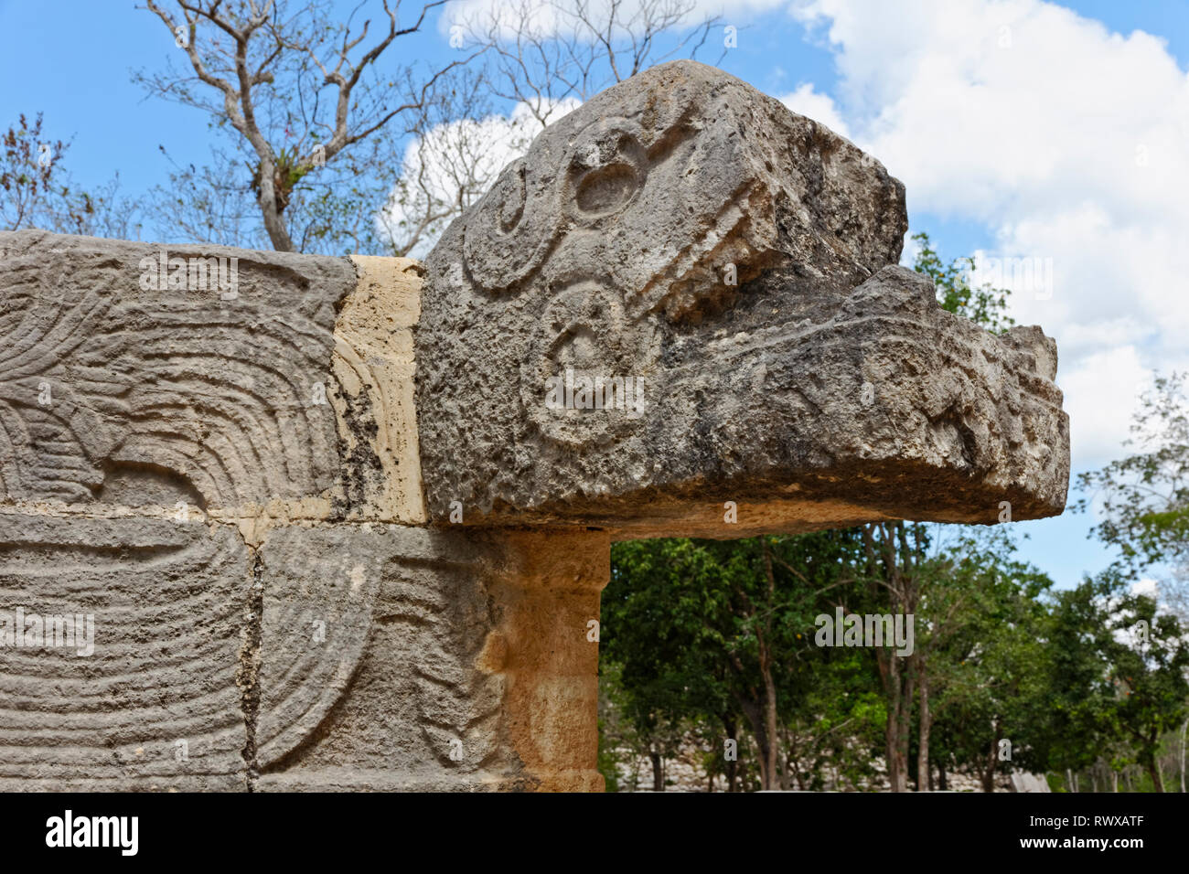 Gros plan de la tête d'un serpent de pierre sculpté maya à motifs géométriques sur le corps d'Itza tchétchène Banque D'Images