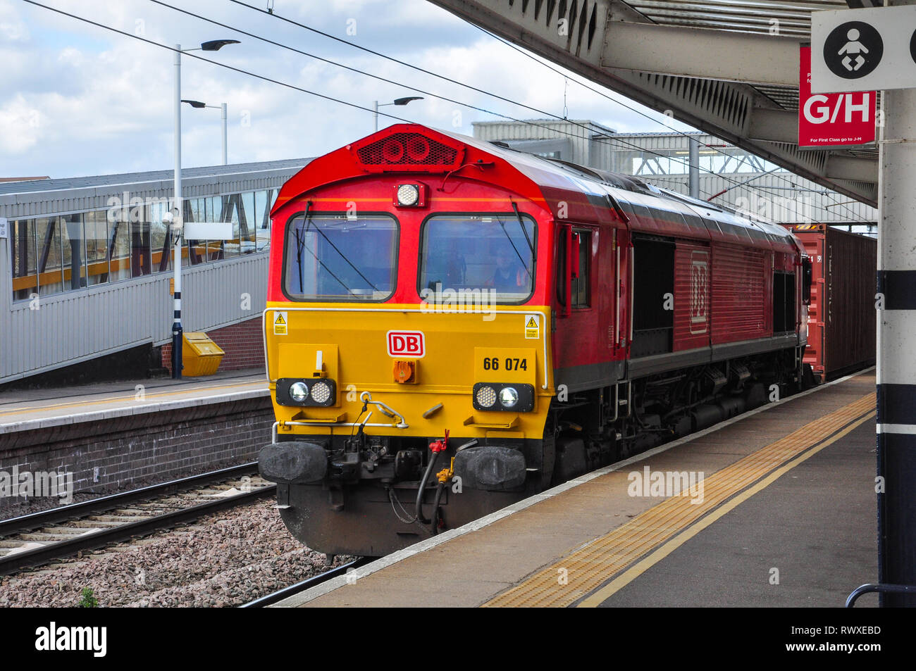 La tête d'un diesel de la classe 66 de fret en direction sud à travers Peterborough Cambridgeshire, Angleterre, Banque D'Images