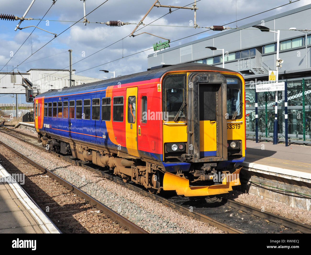 East Midlands Trains Class 153 unité unique autorail diesel attend à Peterborough gare avec un train de Lincoln Banque D'Images