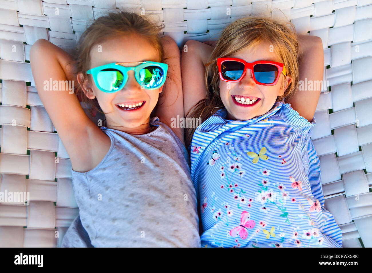 Deux petites filles heureux jouant sur hamac en journée d'été Banque D'Images