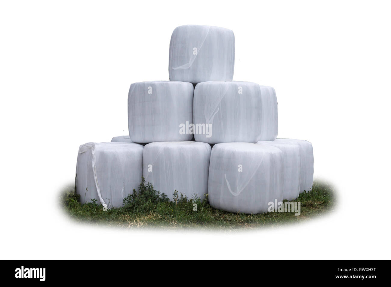 Empilés comme une pyramide,balles de fourrage , enveloppé dans une membrane. La nourriture pour les vaches en hiver sur une ferme laitière. Vue générale. Isolé photo . Banque D'Images