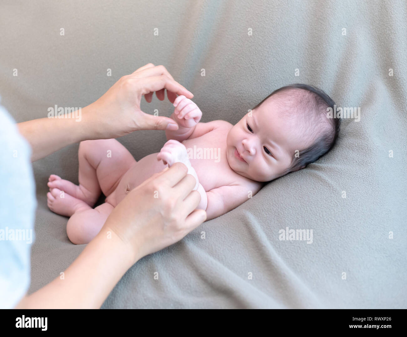 Asian Nouveau Ne Beau Gosse Et Petit Enfant De Parent Maman Avec Bebe Vie De Nouvelle Famille Avec Amour Photo Stock Alamy