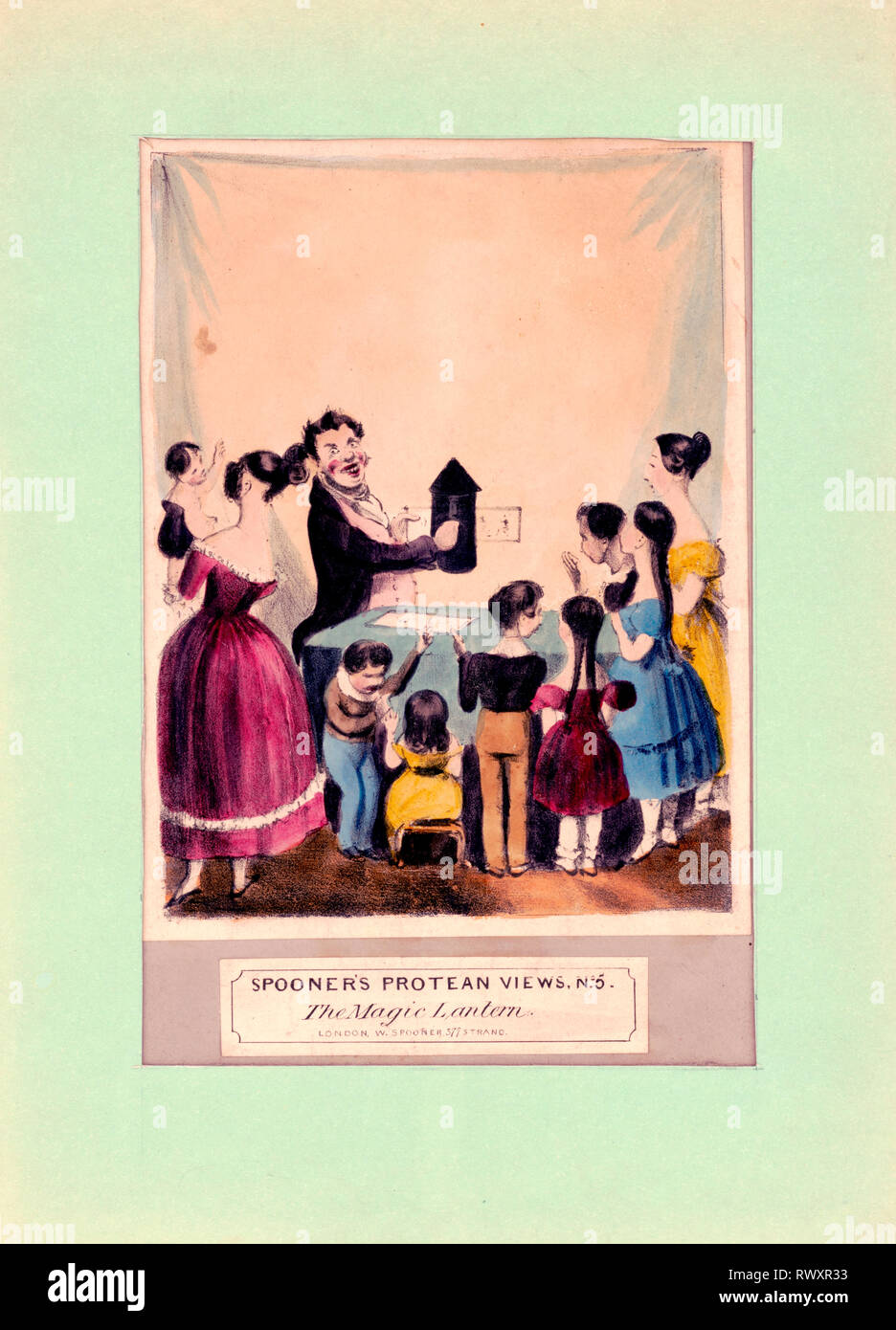 Imprimer montre un homme la projection de lanterne magique des images sur un mur pour deux femmes et plusieurs enfants. Banque D'Images