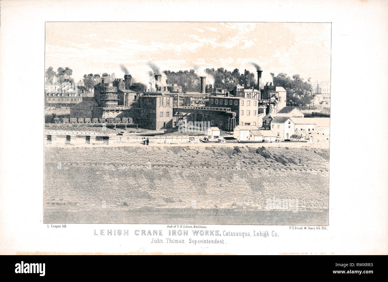 Imprimer montre une vue de l'autre côté d'un fleuve de la grue Iron Works bâtiments à North Catasauqua, Lehigh Comté, Texas, montrant quatre hauts fourneaux en activité, avec des wagons transportant du charbon, anthracite, un canal et une rivière au premier plan. Banque D'Images