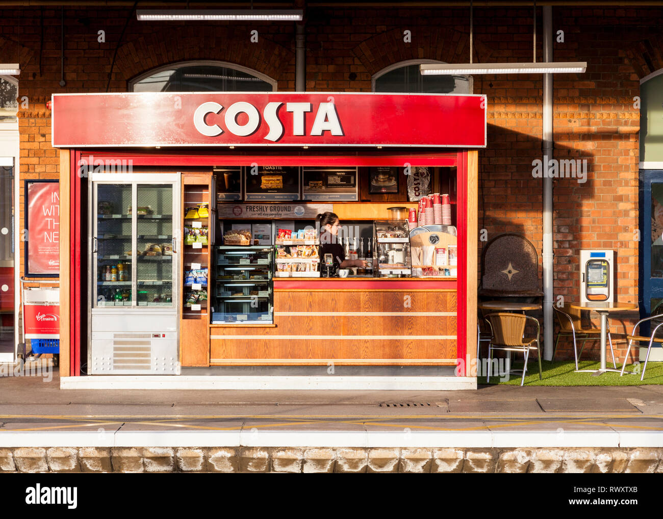 Café Costa sur une plate-forme à la gare de Grantham, Grantham, Lincolnshire, Angleterre, RU Banque D'Images