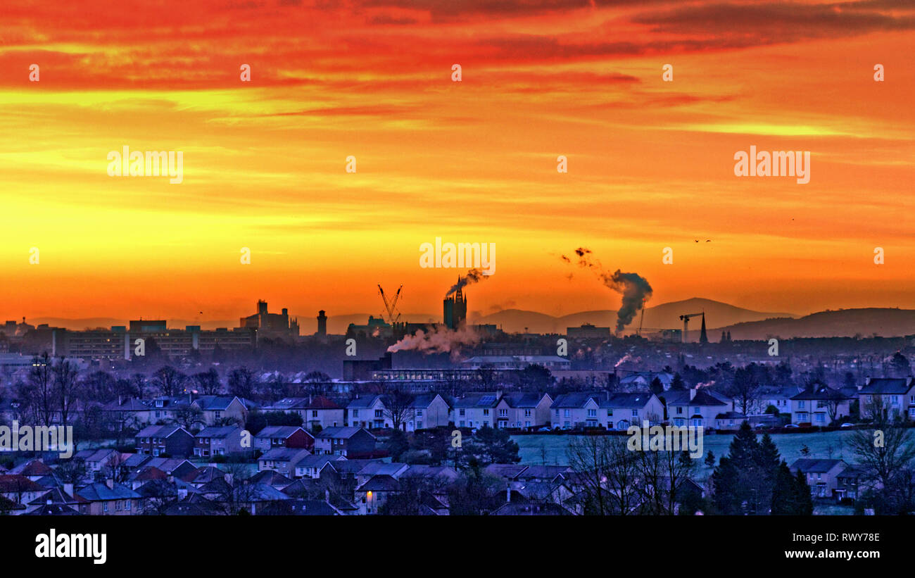Glasgow, Écosse, Royaume-Uni, le 8 mars, 2019 UK Weather : Crisp nuit à gauche un démarrage à froid et ciel ouvert comme l'aube était rouge sur la ville. Gerard crédit Ferry/Alamy Live News Banque D'Images