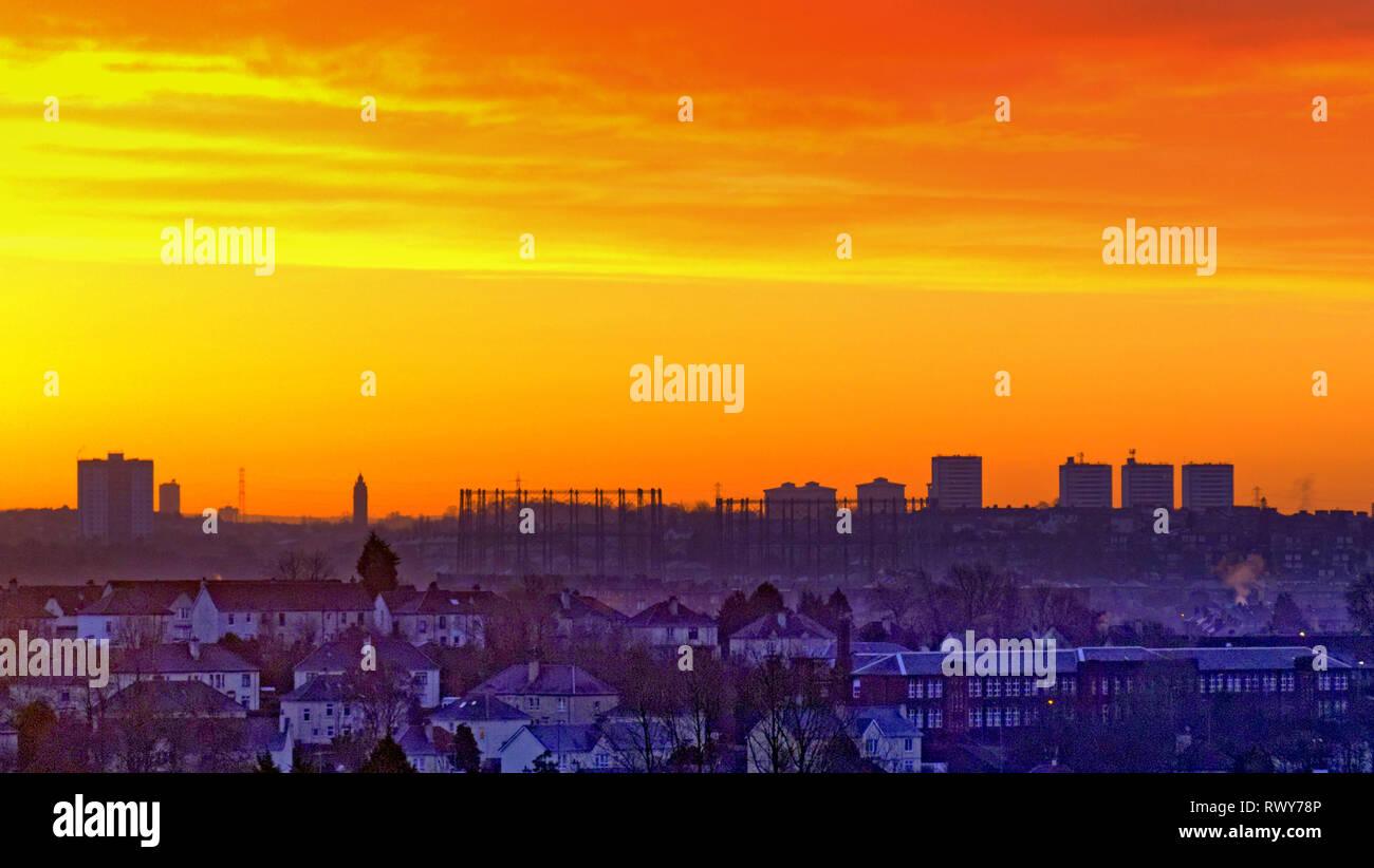 Glasgow, Écosse, Royaume-Uni, le 8 mars, 2019 UK Weather : Crisp nuit à gauche un démarrage à froid et ciel ouvert comme l'aube était rouge sur la ville. Gerard crédit Ferry/Alamy Live News Banque D'Images