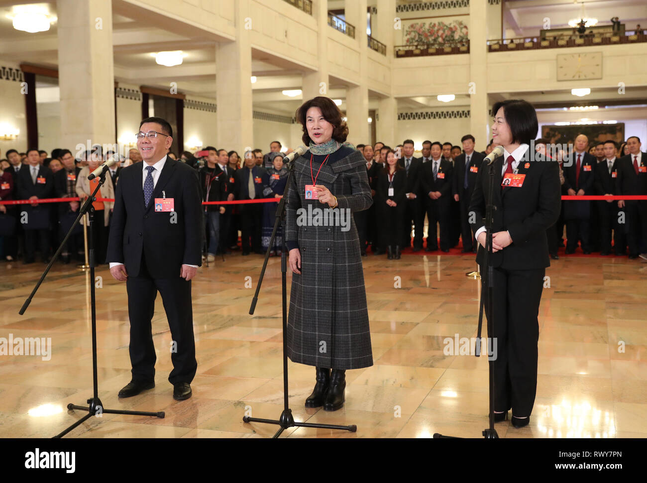 (190308) -- BEIJING, 8 mars 2019 (Xinhua) -- Zeng Guang'an Dong, business et Li Li (L à R), les députés de la 13e Assemblée populaire nationale (APN), de recevoir une entrevue avant la deuxième séance plénière de la deuxième session de la 13e Assemblée populaire nationale à Beijing, capitale de Chine, le 8 mars 2019. (Xinhua/Jin Liwang) Banque D'Images