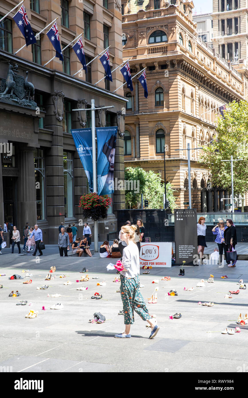 Sydney, Australie. Mar 8, 2019. Lou's place est un refuge pour les femmes de Kings Cross, Sydney. Ici, à Martin Place est placé une paire de chaussures de femmes qui représentent chaque femme qui meurt en 2018 des suites de la violence domestique en Australie, Martin Place, Sydney city centre, de l'Australie. Vendredi 8 mars 2019. Crédit : martin berry/Alamy Live News Banque D'Images