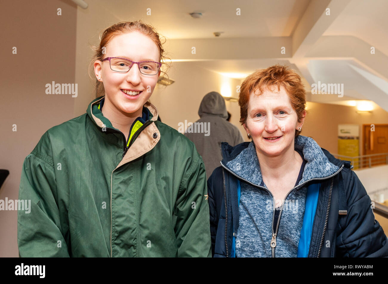 Clonakilty, West Cork, Irlande. 8 mars, 2019. Participation à la journée portes ouvertes du collège agricole Darrara étaient Sinéad et Claire Kearney de Rathcormac. Credit : Andy Gibson/Alamy Live News. Banque D'Images