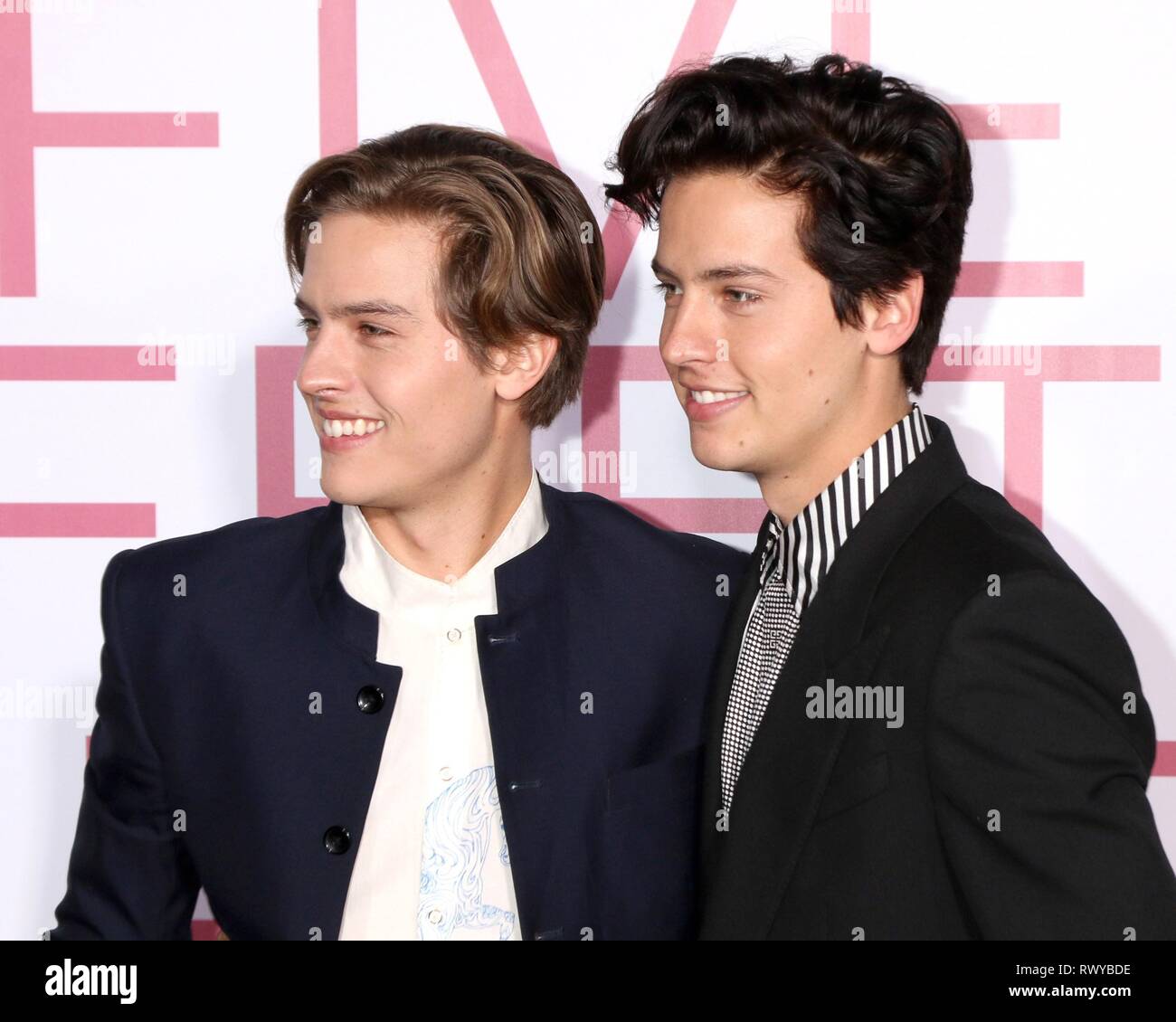 Los Angeles, CA, USA. 7 mars, 2019. Dylan Sprouse, Cole Sprouse aux arrivées de cinq pieds de distance Premiere, Fox Bruin Theatre, Los Angeles, CA 7 mars 2019. Credit : Priscilla Grant/Everett Collection/Alamy Live News Banque D'Images