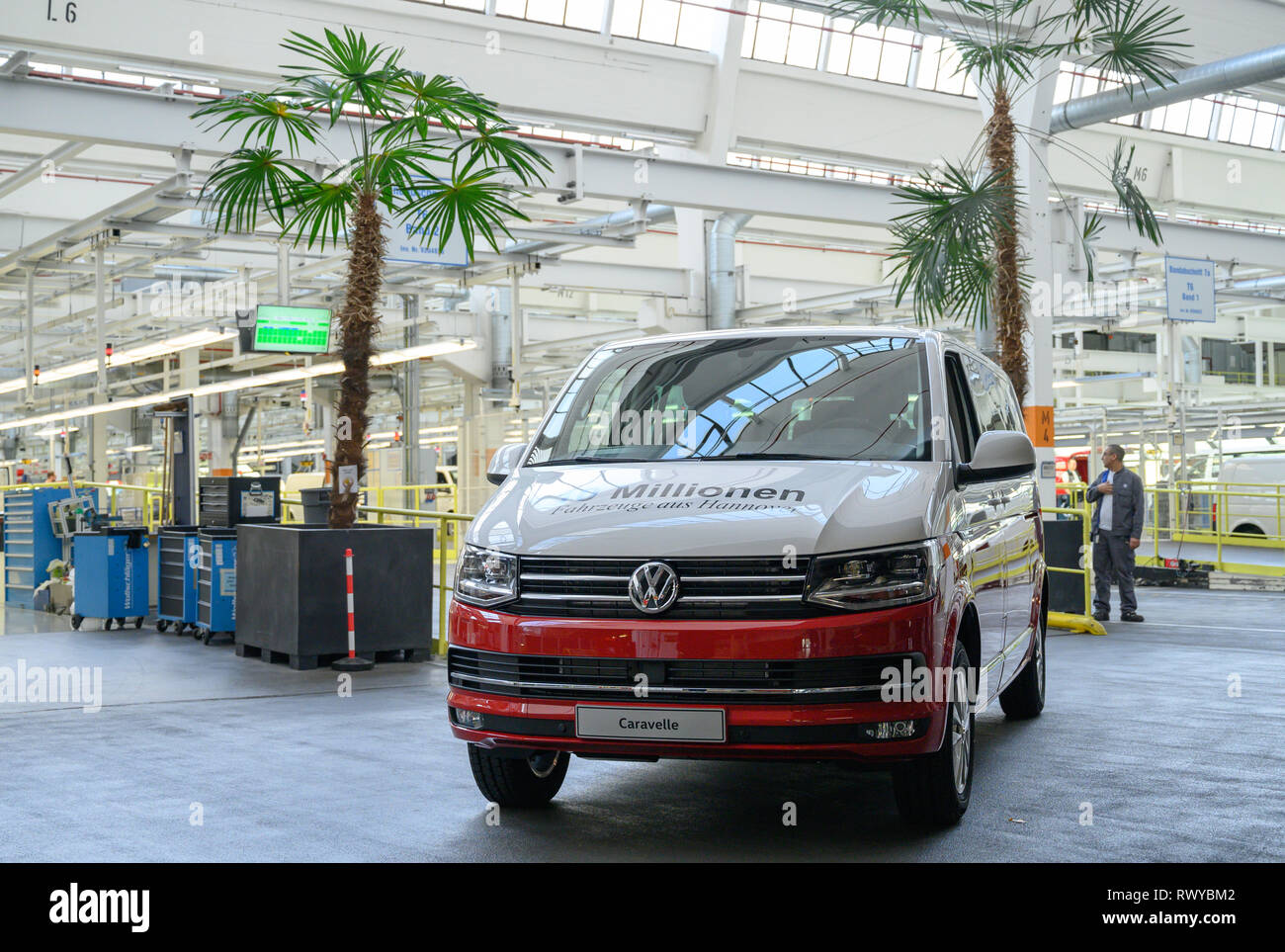Hanovre Allemagne 05th Mar 19 La 10 Millionieme Voiture De L Usine Vw De Hanovre Est A L Assemblage Final A L Usine Vw Fait Don Du Vehicule D Un Rouge Et Blanc T6 Caravelle A