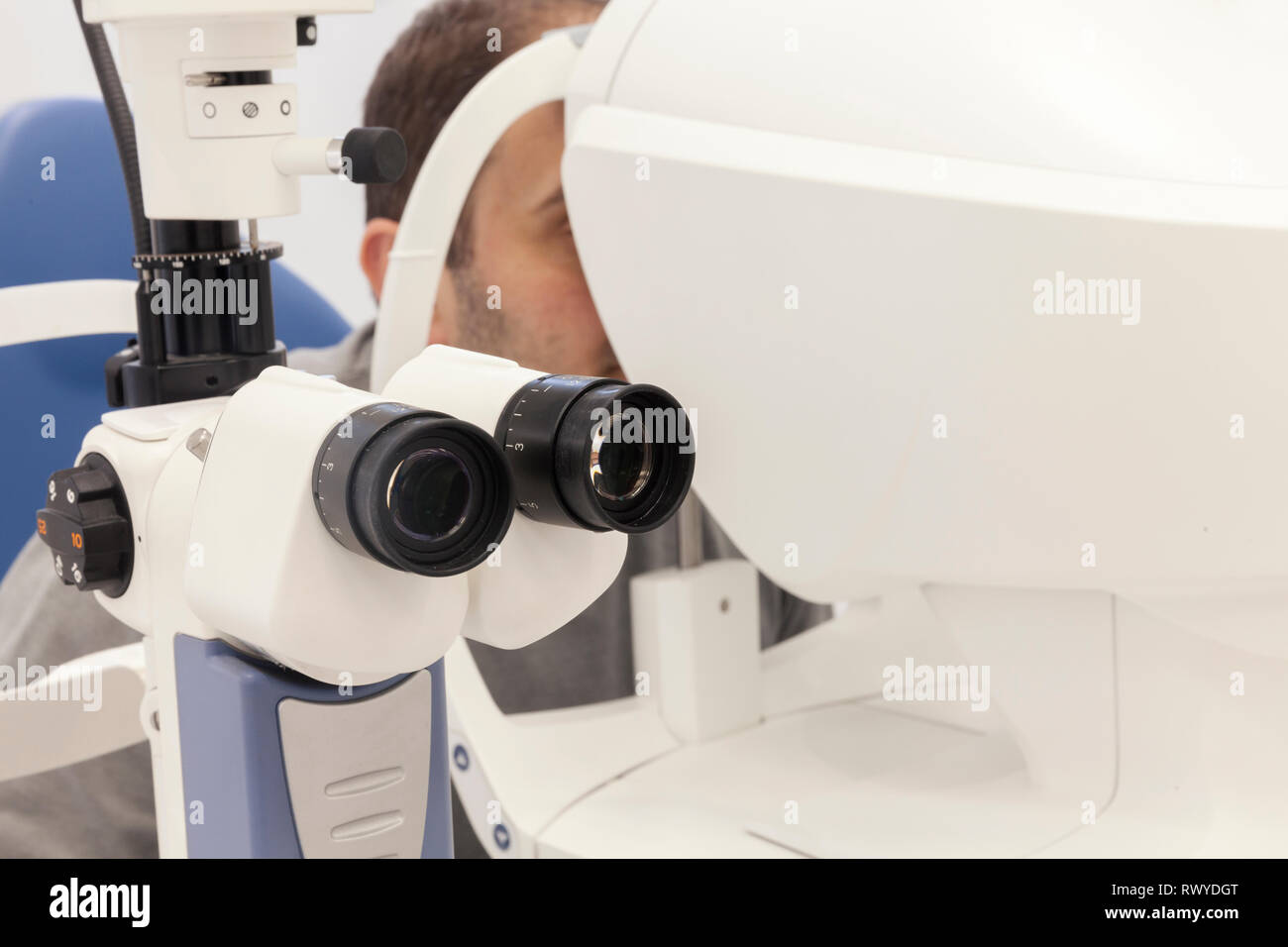 Ophtalmologiste inspecte dioptrie, Close up Banque D'Images