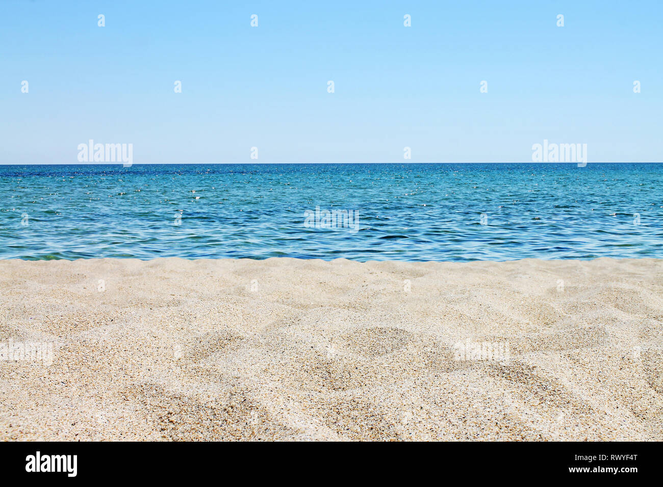 Plage de sable vide tranquille près d'arrière-plan. Banque D'Images