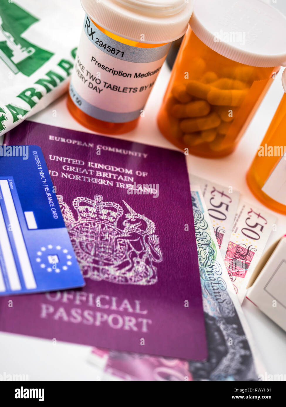 Passeport britannique et carte européenne de santé ainsi que plusieurs capsules, notion de prix médical dans la crise de l'image conceptuelle, Brexit, la coopération verticale Banque D'Images