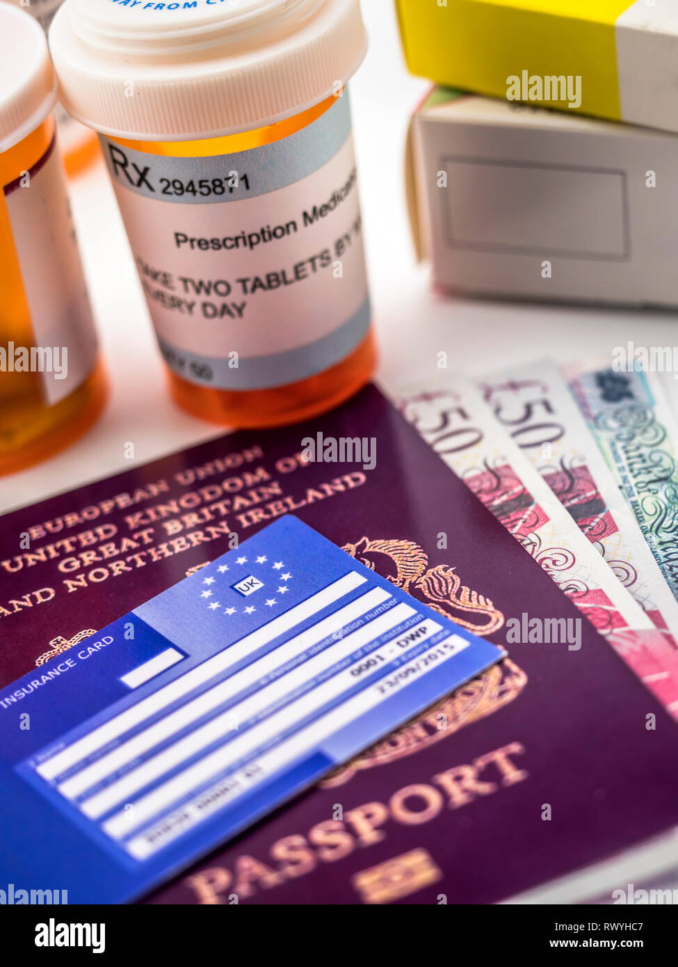 Passeport britannique et carte européenne d'assurance maladie de même que plusieurs capsules, concept d'augmentation de la crise médicale du brexit, conceptuel je Banque D'Images