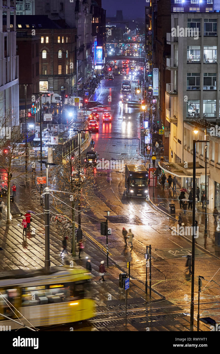 Le centre-ville de Manchester Oxford Street junction avec St Peters Square traversé par un tramway Metrolink at night Banque D'Images