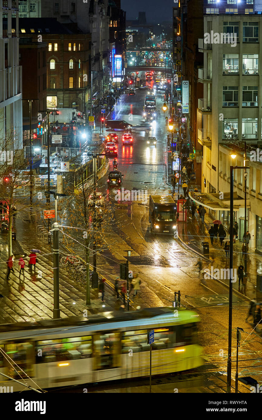 Le centre-ville de Manchester Oxford Street junction avec St Peters Square traversé par un tramway Metrolink at night Banque D'Images