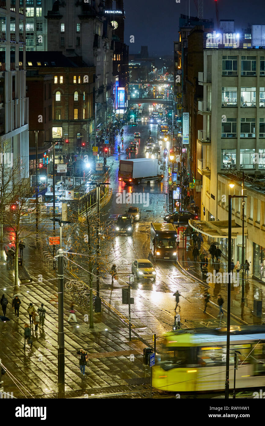 Le centre-ville de Manchester Oxford Street junction avec St Peters Square traversé par un tramway Metrolink at night Banque D'Images