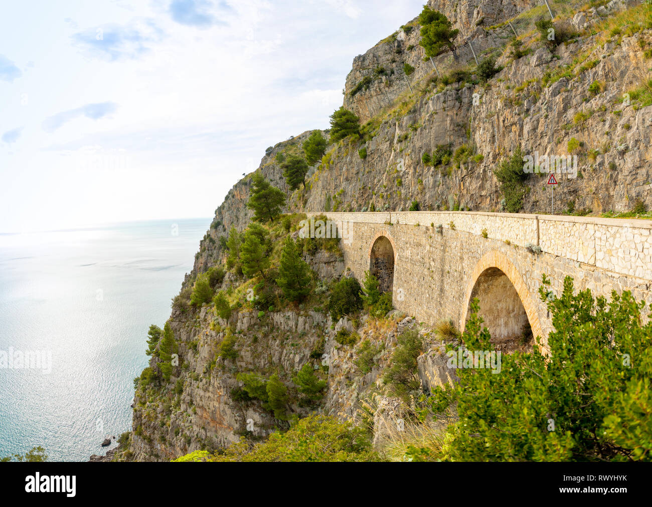 Route de montagne avec vue sur la mer près de Maratea, Basilicate, Italie Banque D'Images