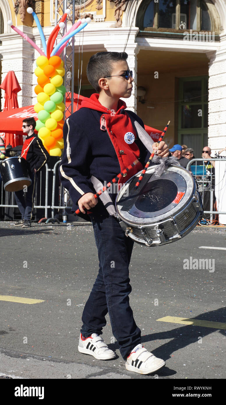 Rijeka, Croatie, Mars 3rd, 2019. Peu de personnages costumés drummer boy tambourine dans la rue dans le défilé du carnaval Banque D'Images