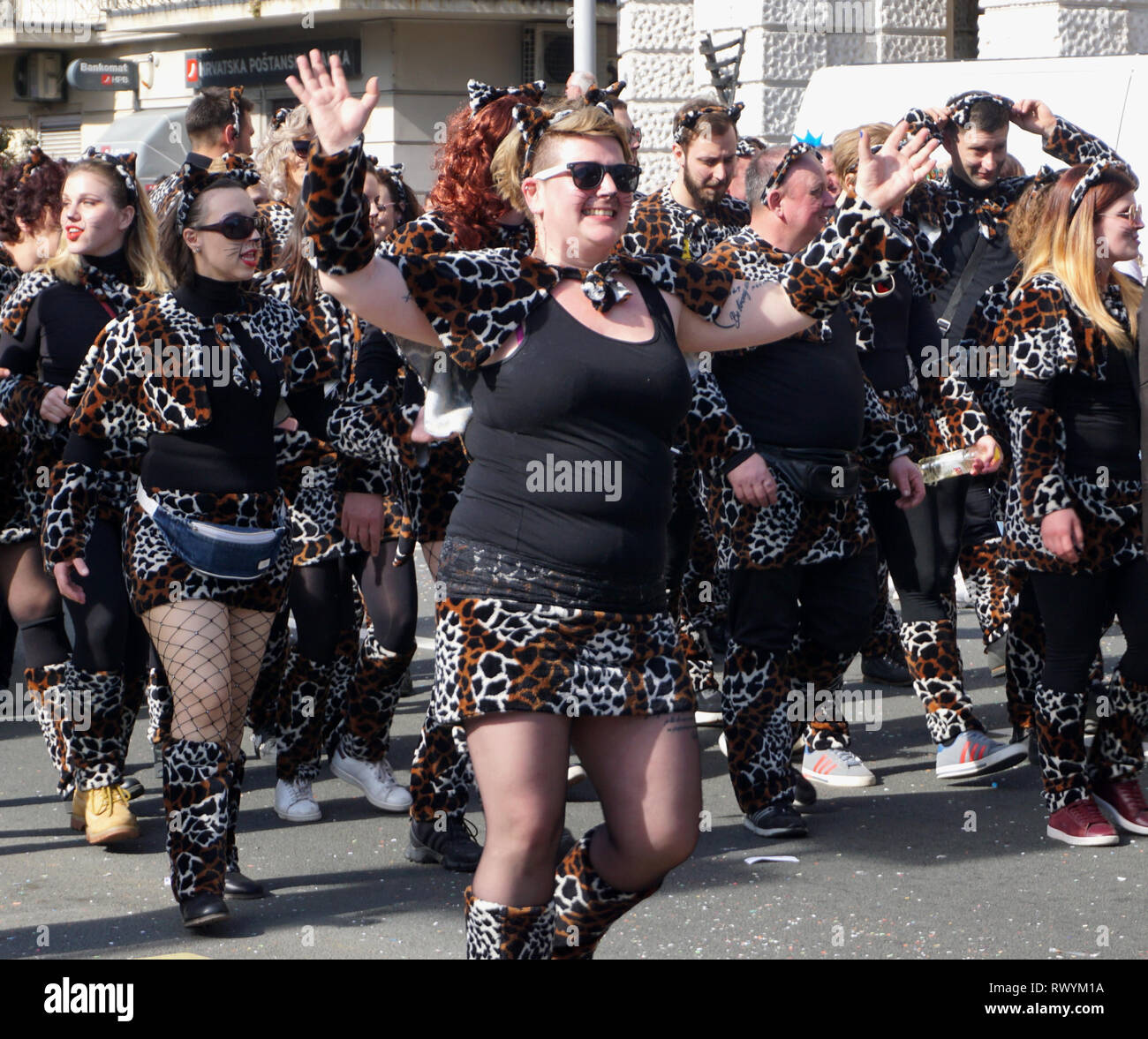 Rijeka, Croatie, Mars 3rd, 2019. Femme masquée dans le costume de danse carnaval leopard dans la rue Banque D'Images