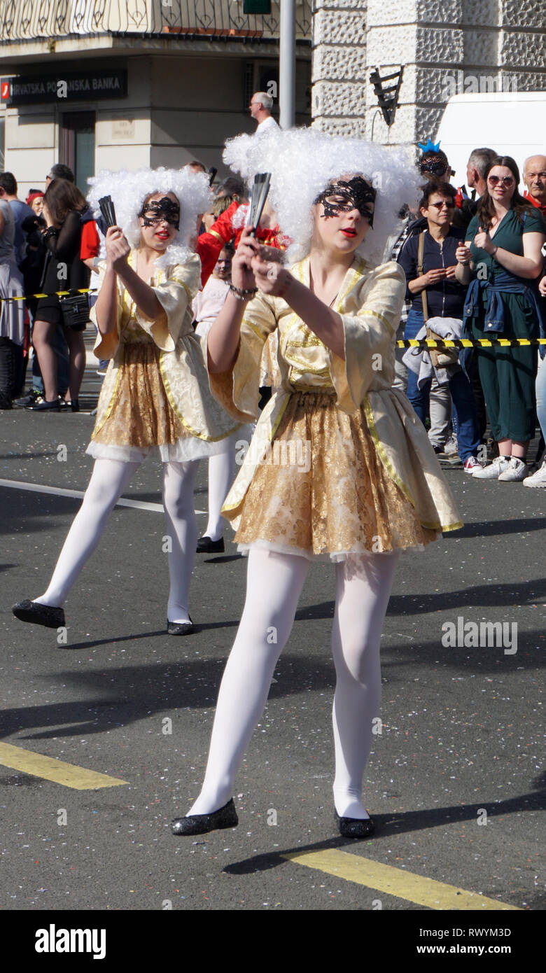 Rijeka, Croatie, Mars 3rd, 2019. Les filles des perruques costume masqué dans le romantisme dans la rue dans le cortège de carnaval Banque D'Images