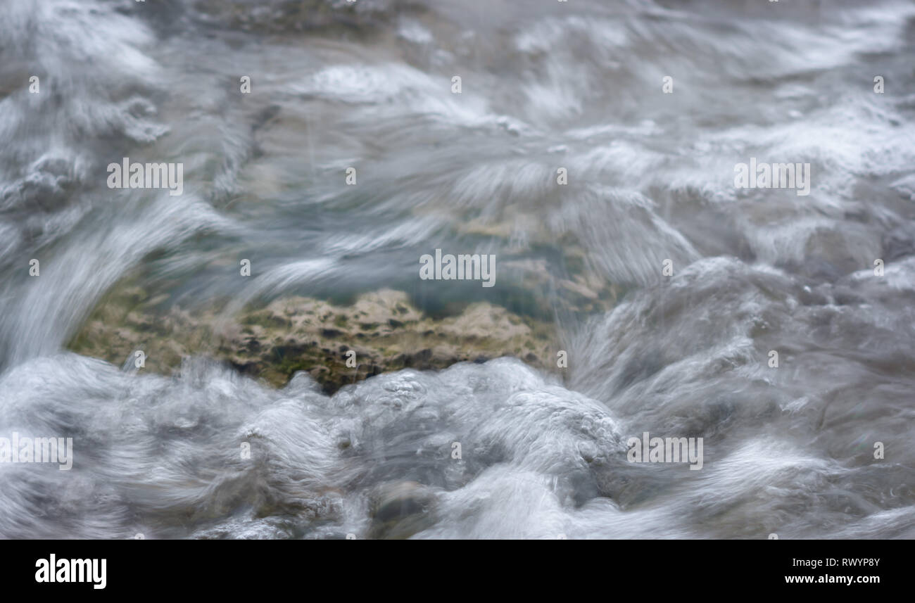 Sur la côte de la mer Baltique un seul calcaire dans un tourbillon d'eau de mer. Plage de galets de Saaremaa. Seul le calcaire dans l'eau courante. Saaremaa Estonie Europa. Banque D'Images