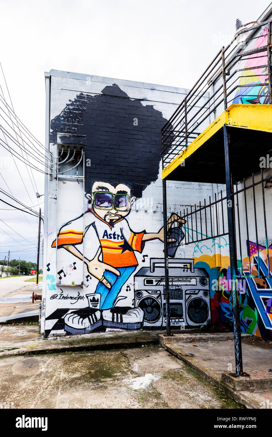 Un homme avec un graffiti afro par une chaîne hi-fi, créé par certains des artistes de talent dans le centre-ville de Houston, TX Banque D'Images