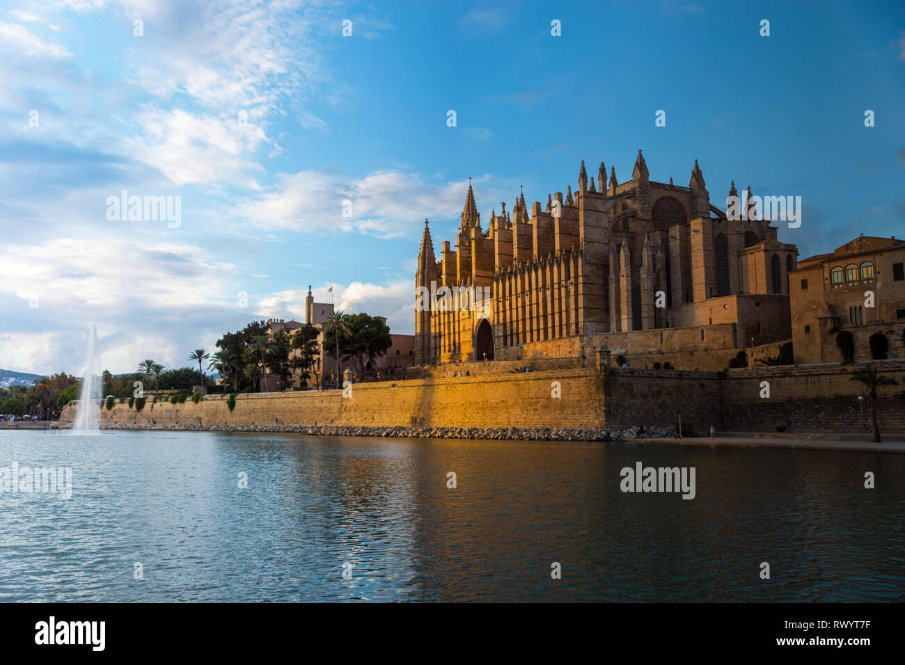 Transition jour/nuit sur la cathédrale de Palma de Majorque - Espagne Banque D'Images