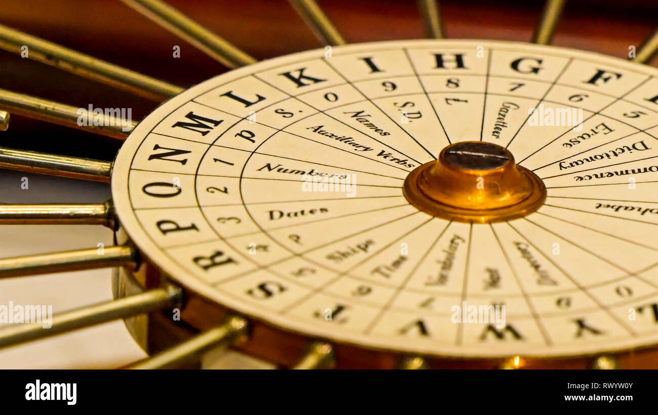 Un vieux objet avec lettre dans le centre. Il a de longues pipes sur le côté entrée du centre du cercle Banque D'Images