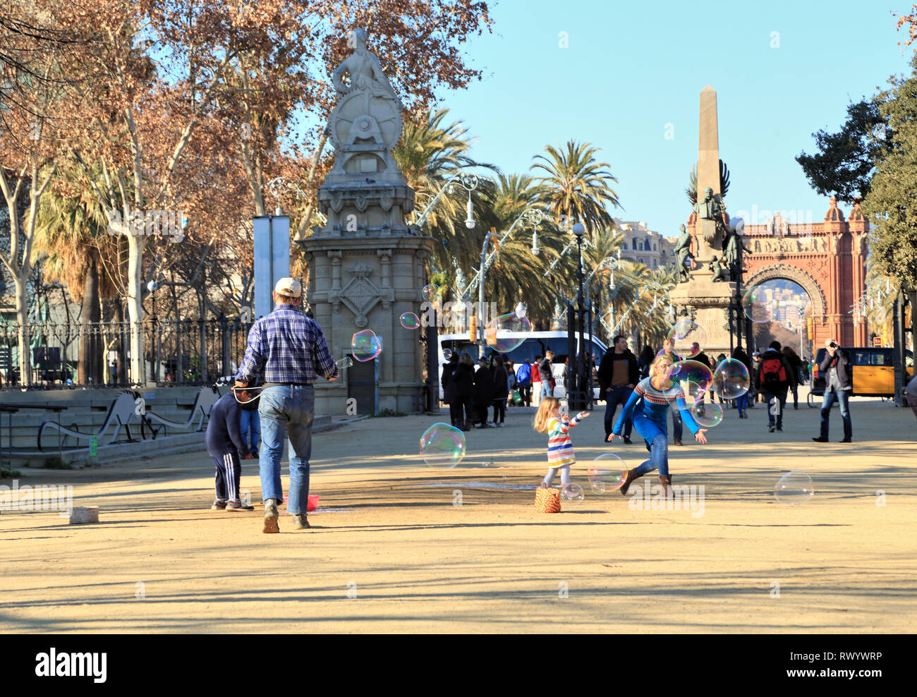 Bulle de savon artiste de rue, performances, Arco de Triunfo, Passeig de Lluís Companys, Parc de la Ciutadella, Barcelone Banque D'Images