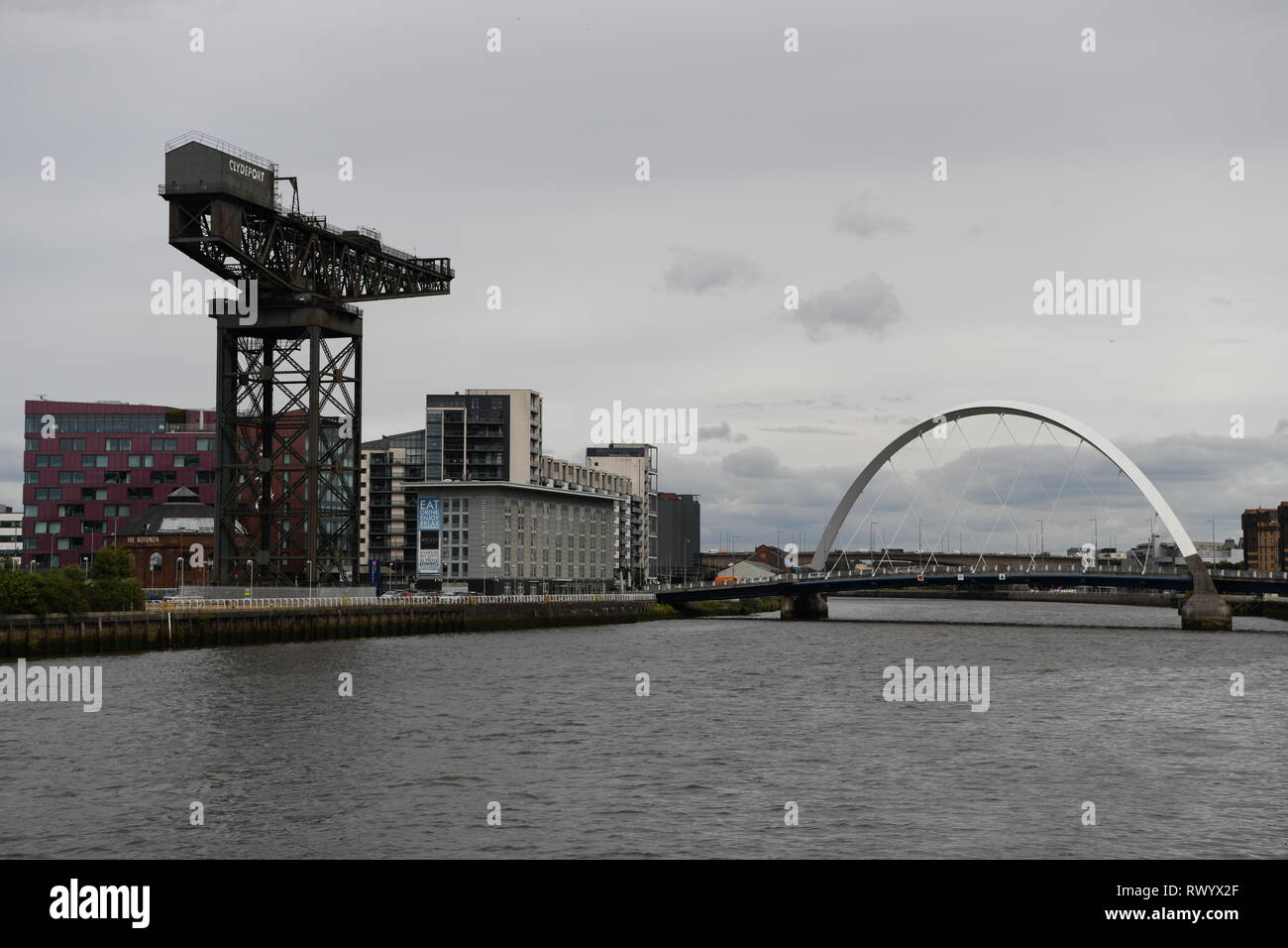 Clyde Arc (Pont aux) et la grue Stobcross, Glasgow, Écosse, Royaume-Uni Banque D'Images