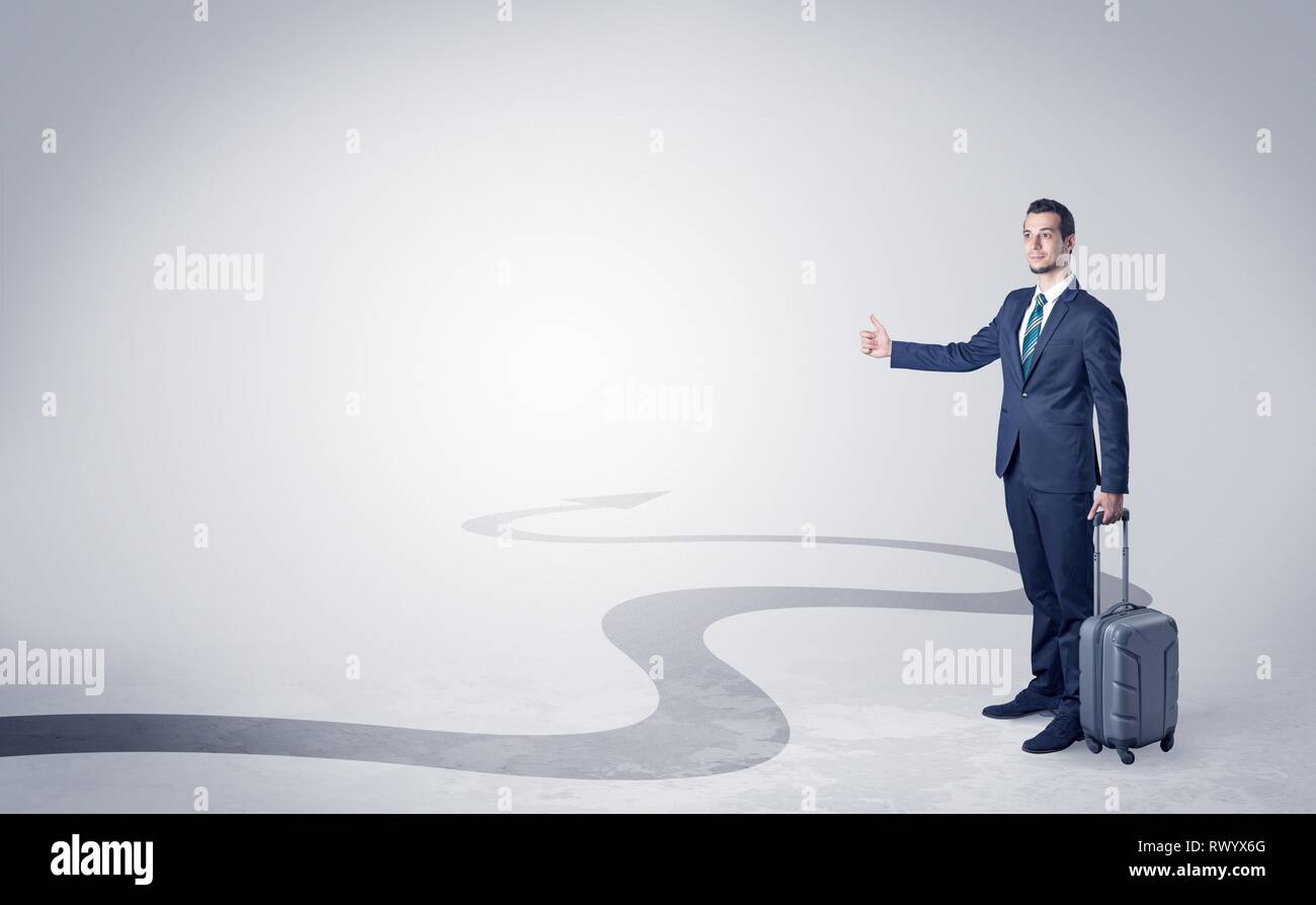 Jeune homme d'affaires l'auto-stop avec flèche progressif concept et copyspace Banque D'Images